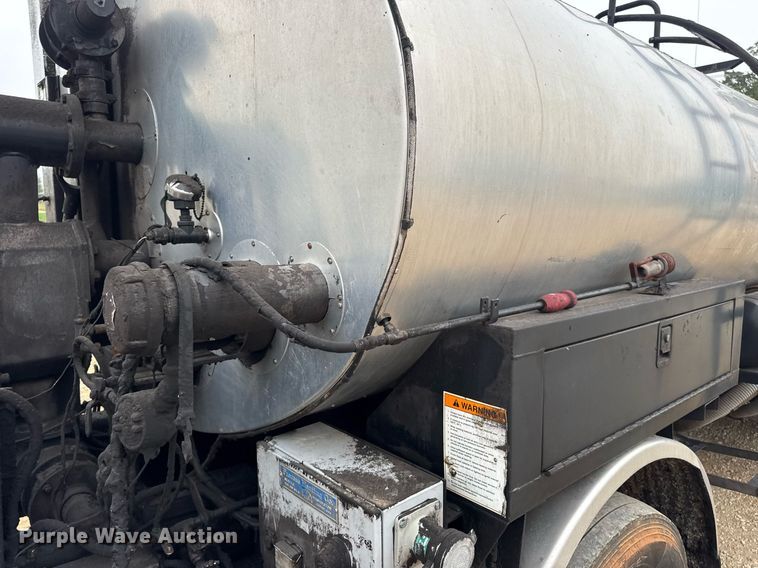 image for item DW3384 2005 Chevrolet C7500 oil distributor truck