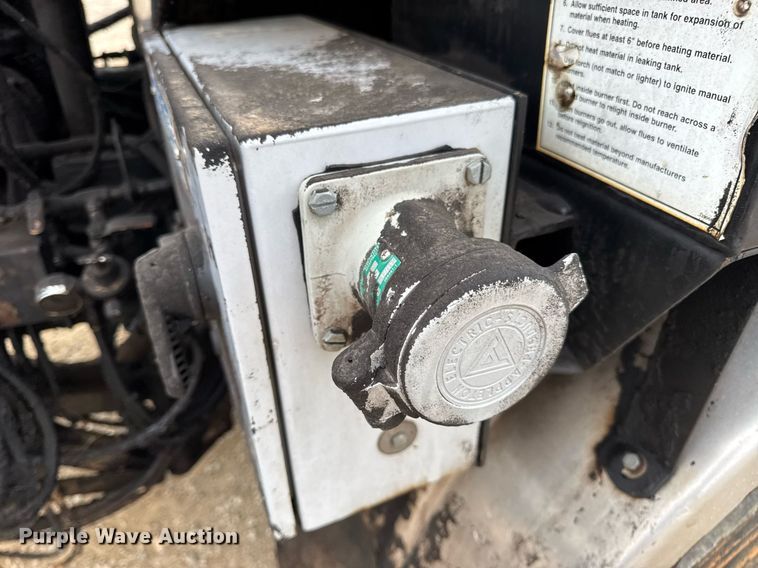 image for item DW3384 2005 Chevrolet C7500 oil distributor truck