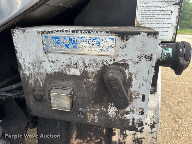 image for item DW3384 2005 Chevrolet C7500 oil distributor truck