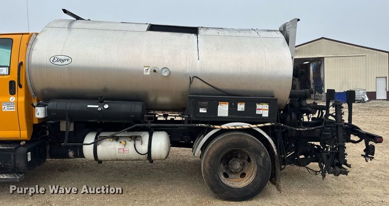 image for item DW3384 2005 Chevrolet C7500 oil distributor truck