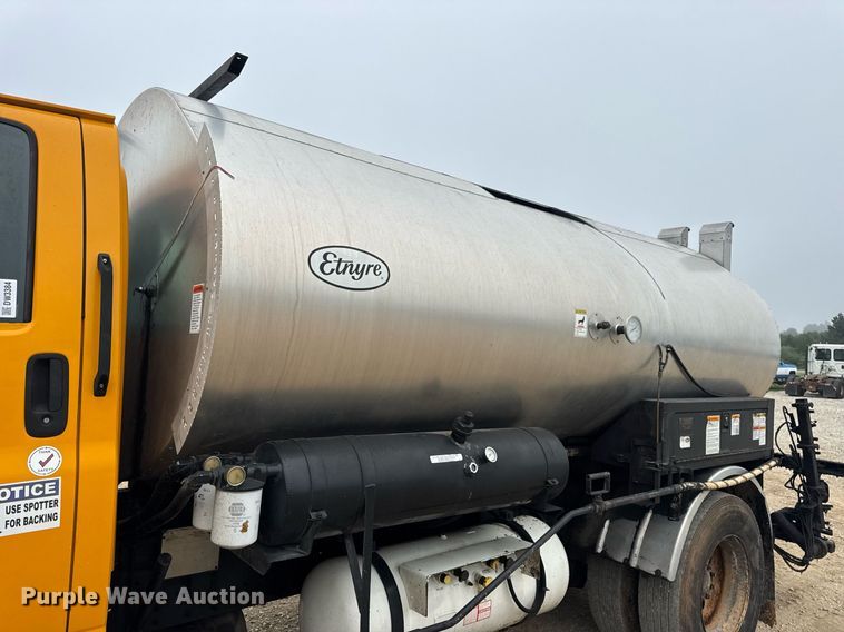 image for item DW3384 2005 Chevrolet C7500 oil distributor truck