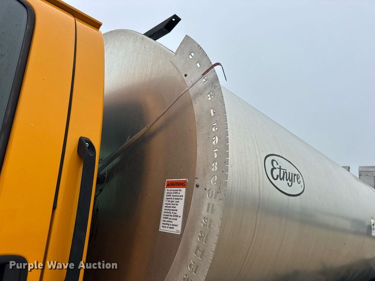 image for item DW3384 2005 Chevrolet C7500 oil distributor truck