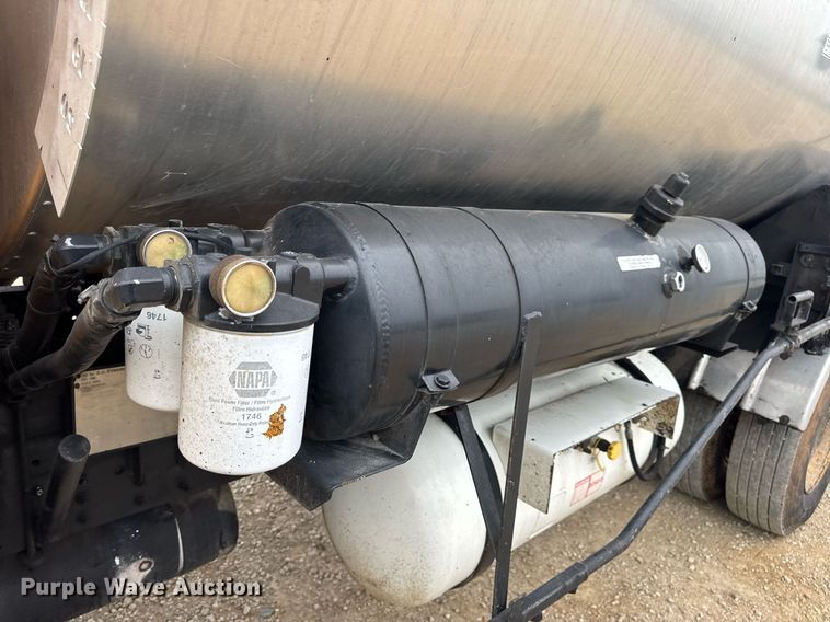 image for item DW3384 2005 Chevrolet C7500 oil distributor truck