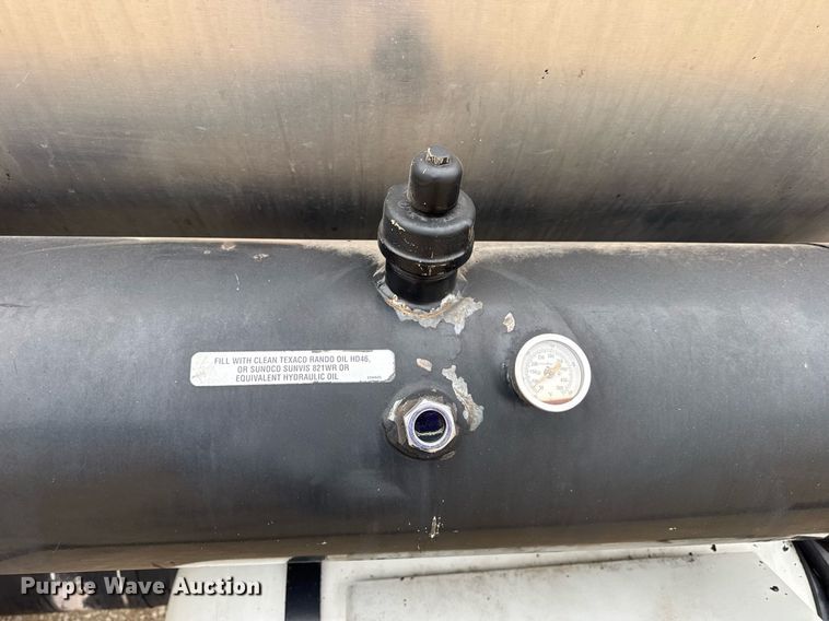 image for item DW3384 2005 Chevrolet C7500 oil distributor truck