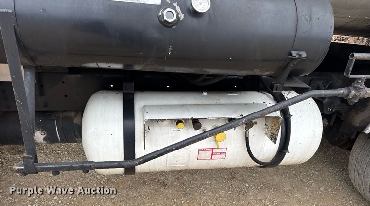 image for item DW3384 2005 Chevrolet C7500 oil distributor truck