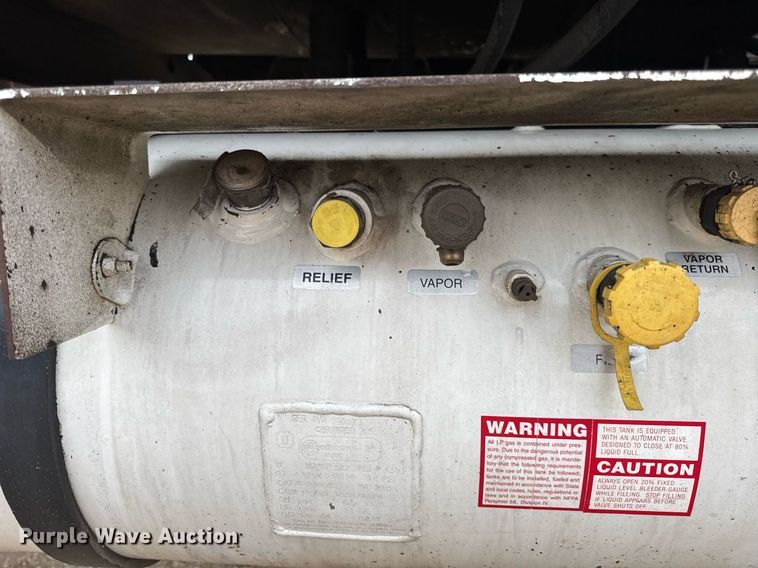 image for item DW3384 2005 Chevrolet C7500 oil distributor truck