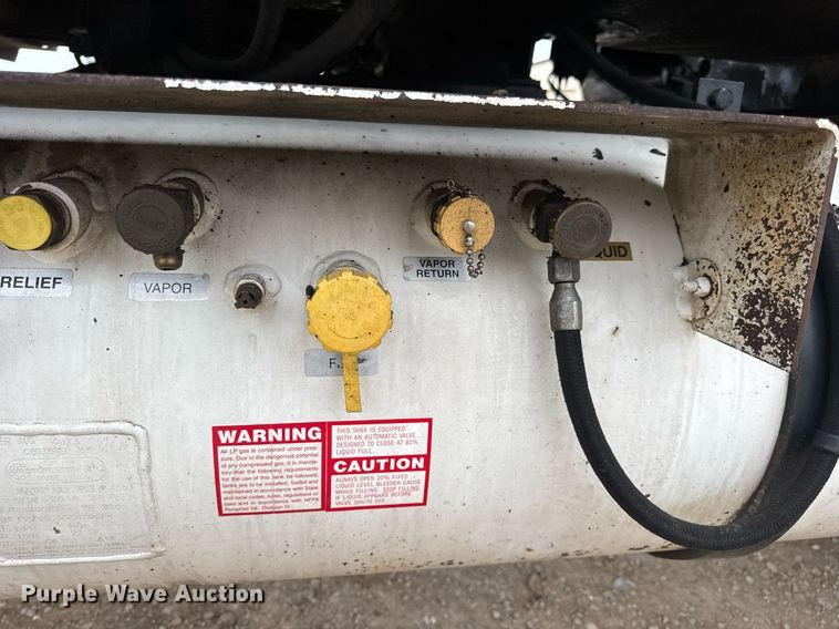 image for item DW3384 2005 Chevrolet C7500 oil distributor truck