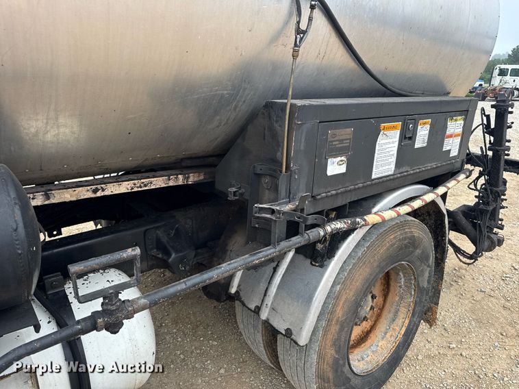 image for item DW3384 2005 Chevrolet C7500 oil distributor truck