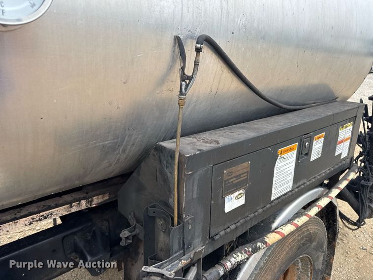 image for item DW3384 2005 Chevrolet C7500 oil distributor truck