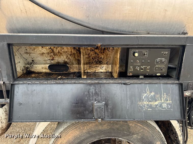 image for item DW3384 2005 Chevrolet C7500 oil distributor truck