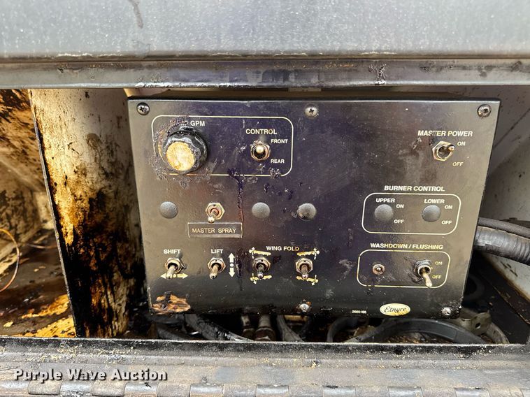 image for item DW3384 2005 Chevrolet C7500 oil distributor truck