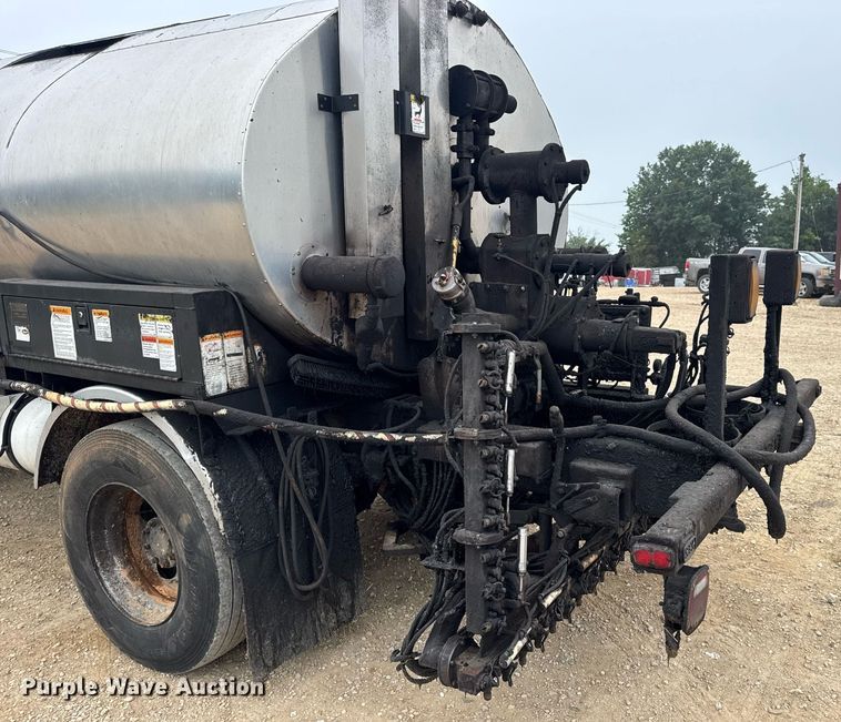 image for item DW3384 2005 Chevrolet C7500 oil distributor truck