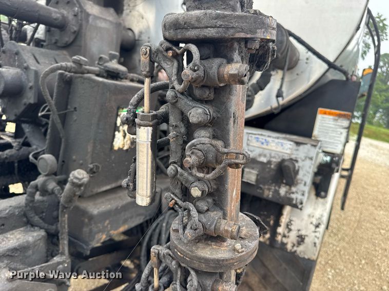 image for item DW3384 2005 Chevrolet C7500 oil distributor truck