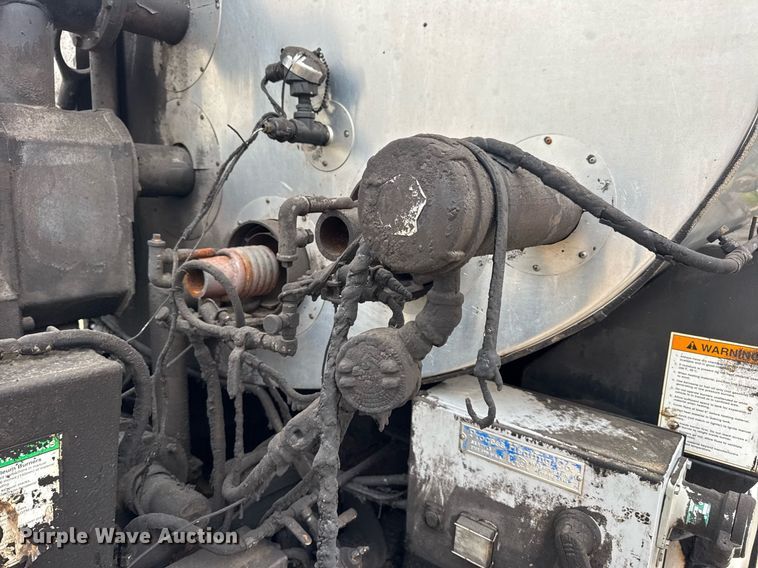 image for item DW3384 2005 Chevrolet C7500 oil distributor truck