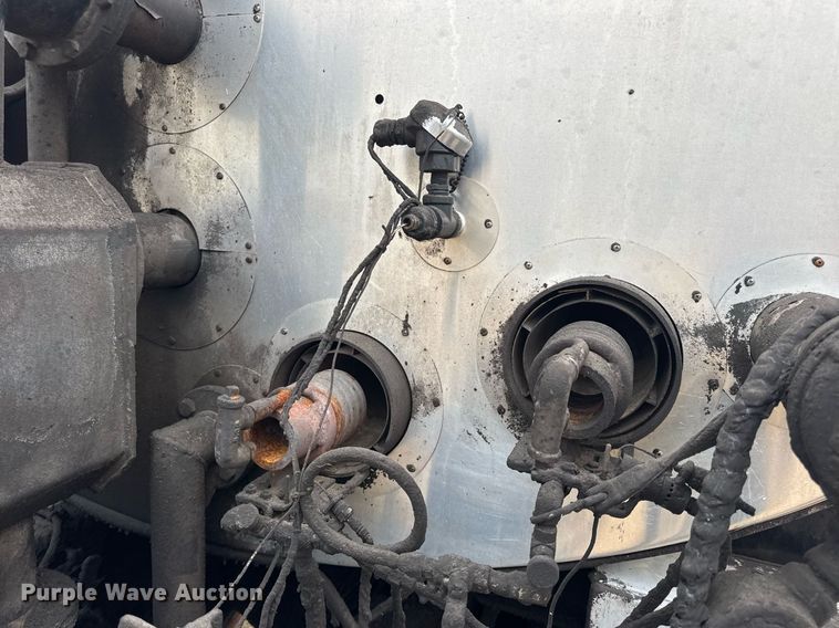 image for item DW3384 2005 Chevrolet C7500 oil distributor truck