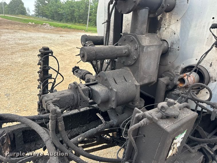 image for item DW3384 2005 Chevrolet C7500 oil distributor truck