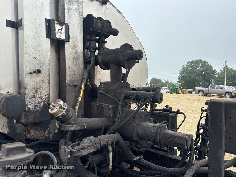 image for item DW3384 2005 Chevrolet C7500 oil distributor truck