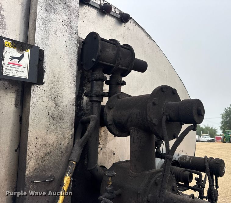 image for item DW3384 2005 Chevrolet C7500 oil distributor truck