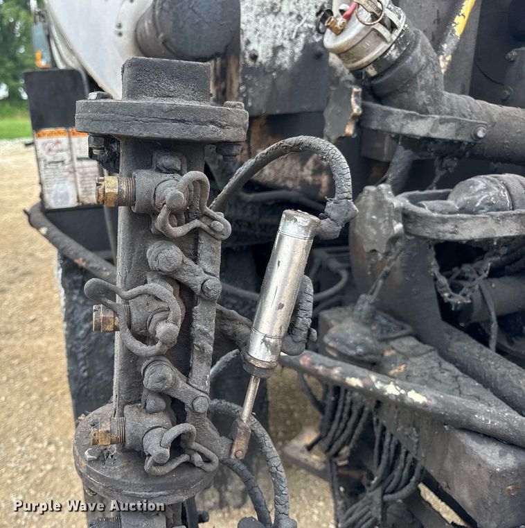 image for item DW3384 2005 Chevrolet C7500 oil distributor truck