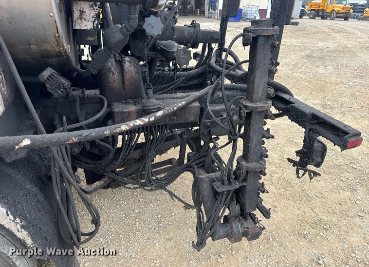 image for item DW3384 2005 Chevrolet C7500 oil distributor truck