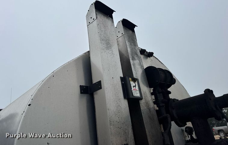 image for item DW3384 2005 Chevrolet C7500 oil distributor truck