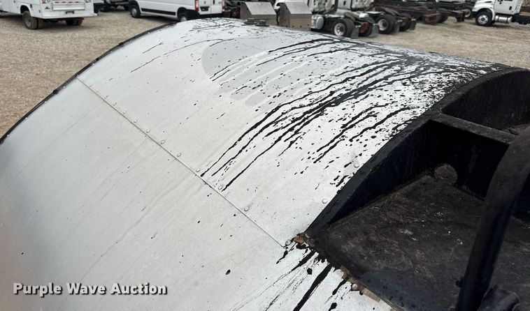 image for item DW3384 2005 Chevrolet C7500 oil distributor truck