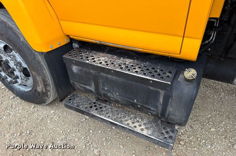 image for item DW3384 2005 Chevrolet C7500 oil distributor truck