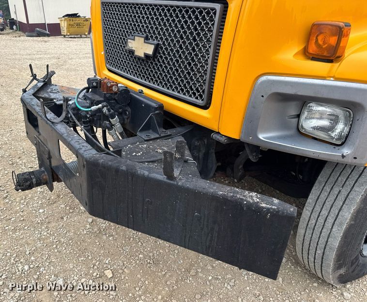 image for item DW3384 2005 Chevrolet C7500 oil distributor truck