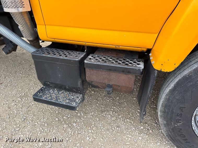 image for item DW3384 2005 Chevrolet C7500 oil distributor truck