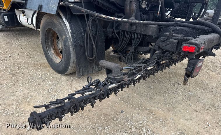 image for item DW3384 2005 Chevrolet C7500 oil distributor truck