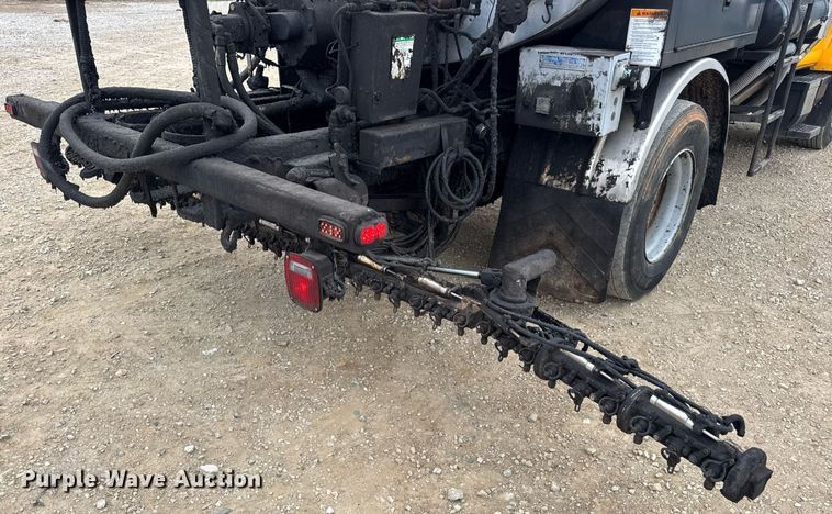 image for item DW3384 2005 Chevrolet C7500 oil distributor truck