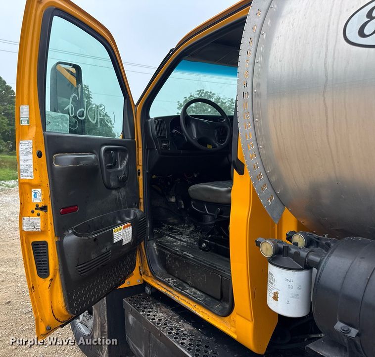 image for item DW3384 2005 Chevrolet C7500 oil distributor truck