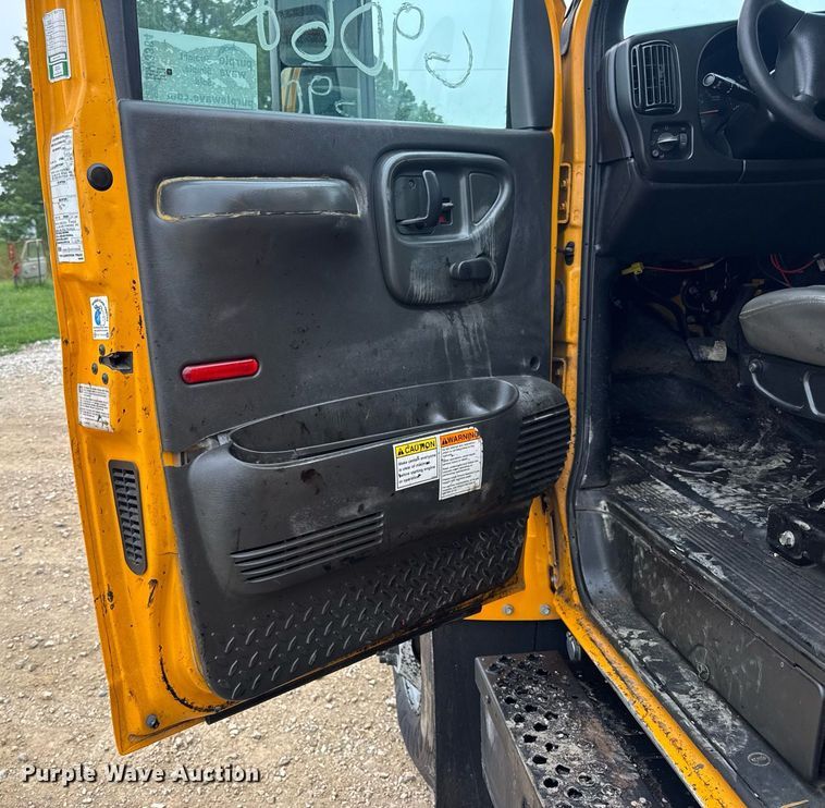 image for item DW3384 2005 Chevrolet C7500 oil distributor truck