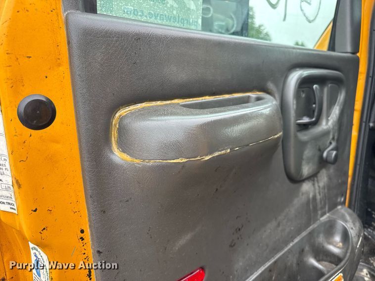 image for item DW3384 2005 Chevrolet C7500 oil distributor truck