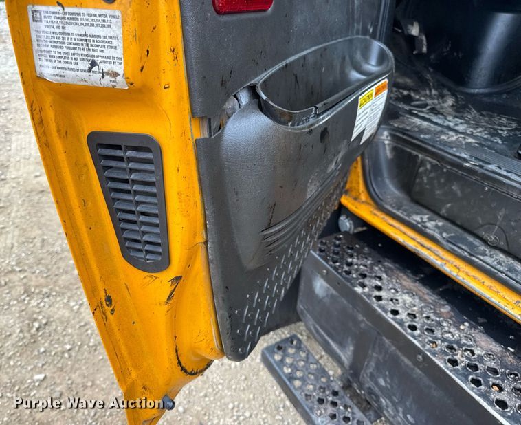 image for item DW3384 2005 Chevrolet C7500 oil distributor truck