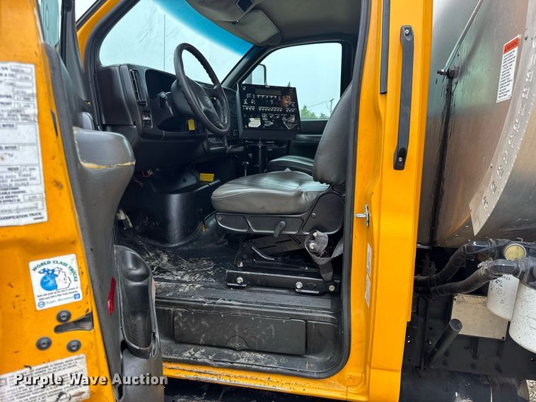 image for item DW3384 2005 Chevrolet C7500 oil distributor truck