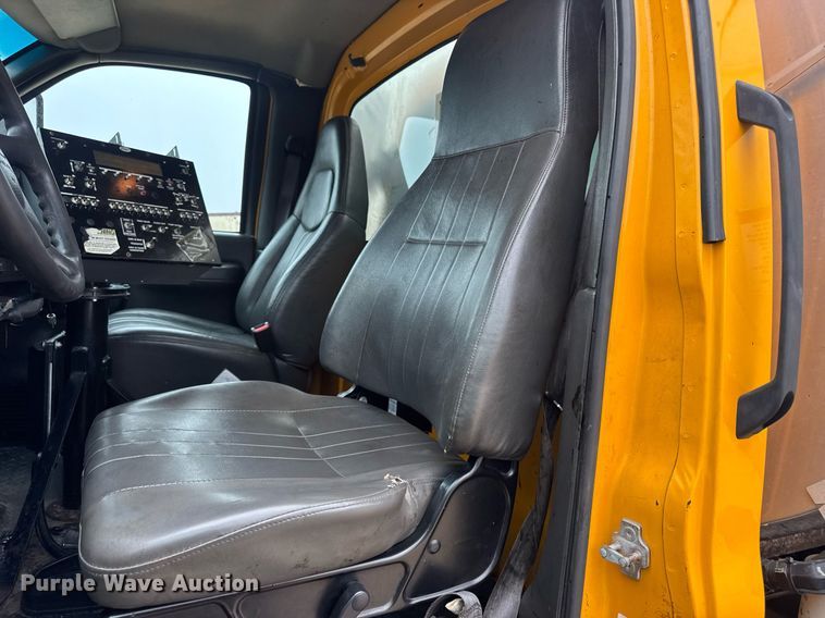 image for item DW3384 2005 Chevrolet C7500 oil distributor truck