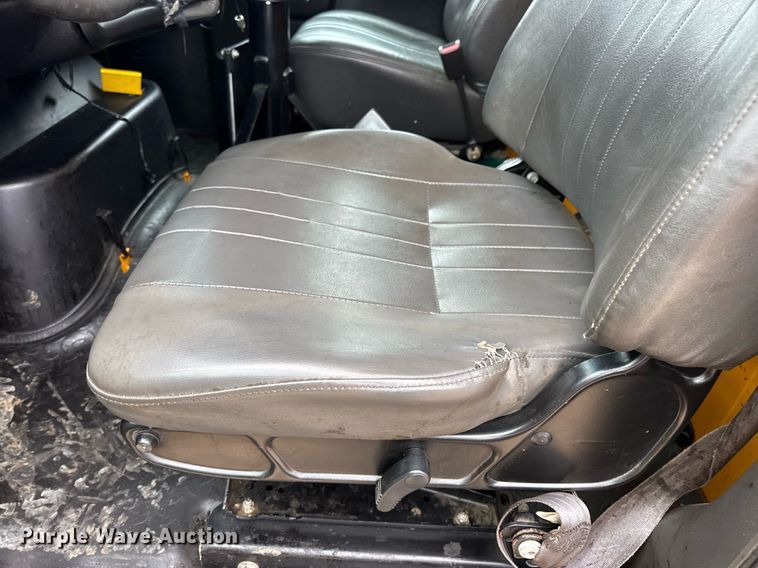 image for item DW3384 2005 Chevrolet C7500 oil distributor truck