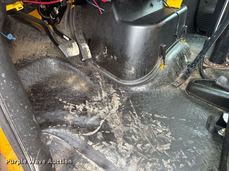 image for item DW3384 2005 Chevrolet C7500 oil distributor truck