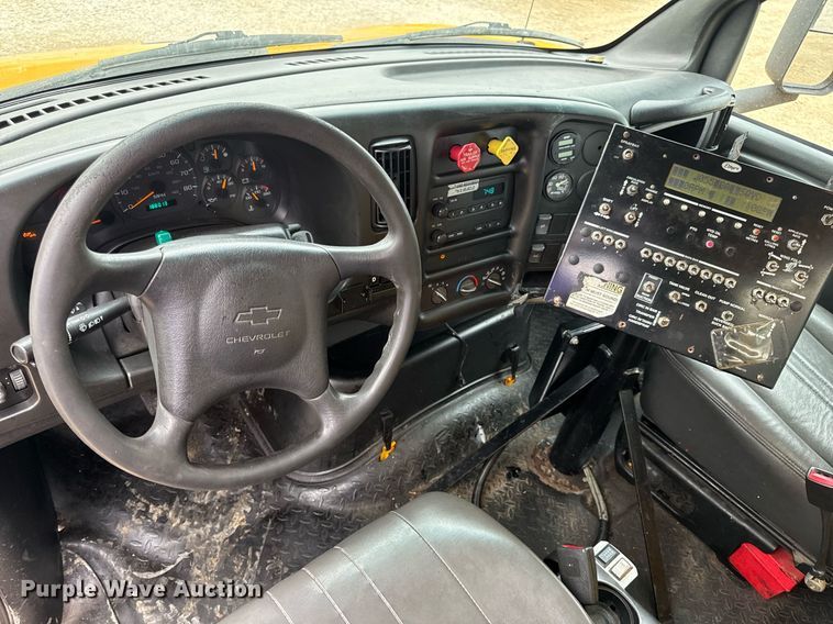 image for item DW3384 2005 Chevrolet C7500 oil distributor truck