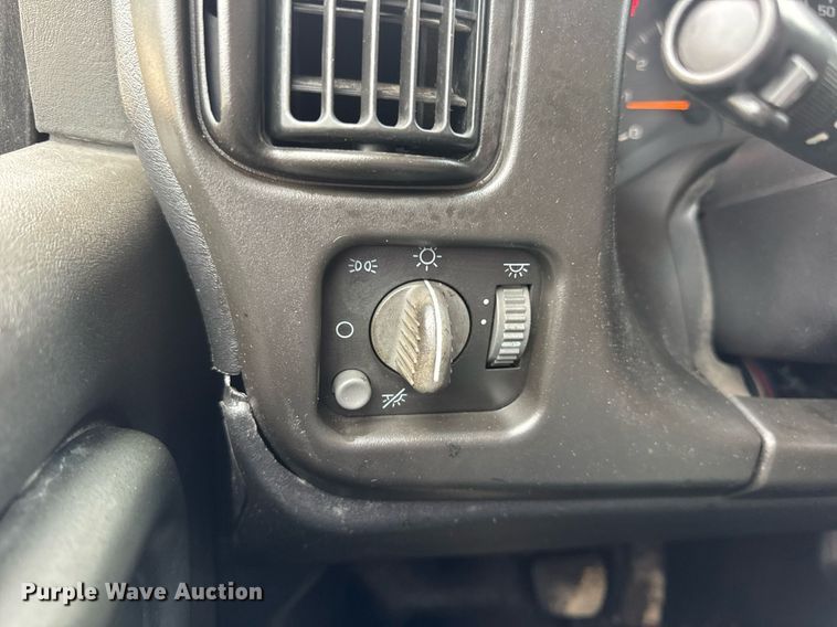 image for item DW3384 2005 Chevrolet C7500 oil distributor truck