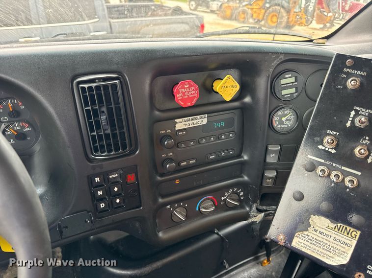 image for item DW3384 2005 Chevrolet C7500 oil distributor truck