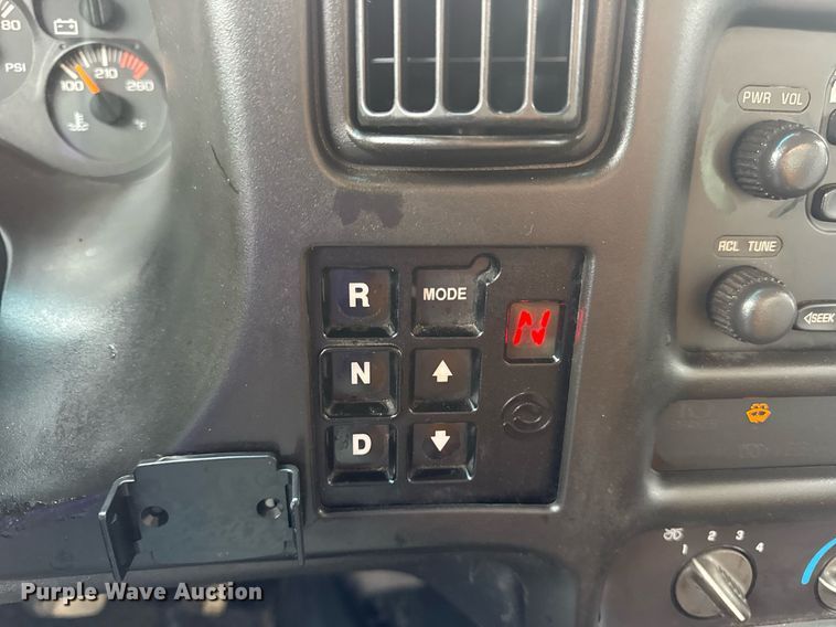 image for item DW3384 2005 Chevrolet C7500 oil distributor truck