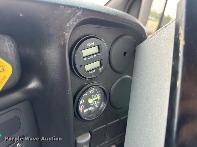 image for item DW3384 2005 Chevrolet C7500 oil distributor truck