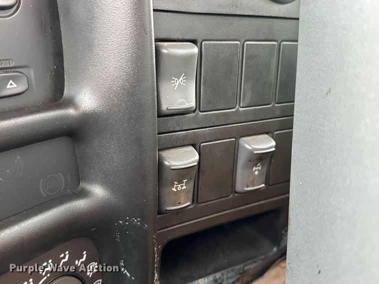 image for item DW3384 2005 Chevrolet C7500 oil distributor truck