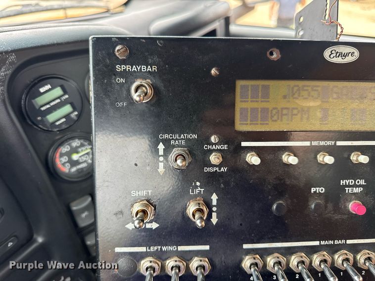 image for item DW3384 2005 Chevrolet C7500 oil distributor truck