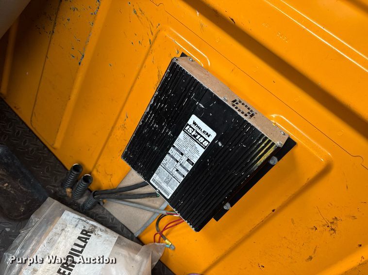 image for item DW3384 2005 Chevrolet C7500 oil distributor truck