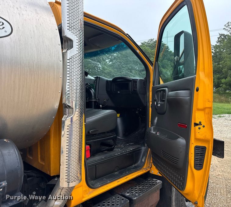 image for item DW3384 2005 Chevrolet C7500 oil distributor truck