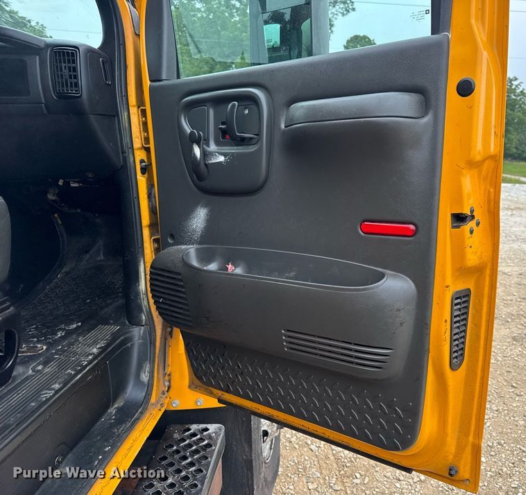 image for item DW3384 2005 Chevrolet C7500 oil distributor truck