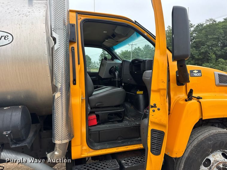 image for item DW3384 2005 Chevrolet C7500 oil distributor truck